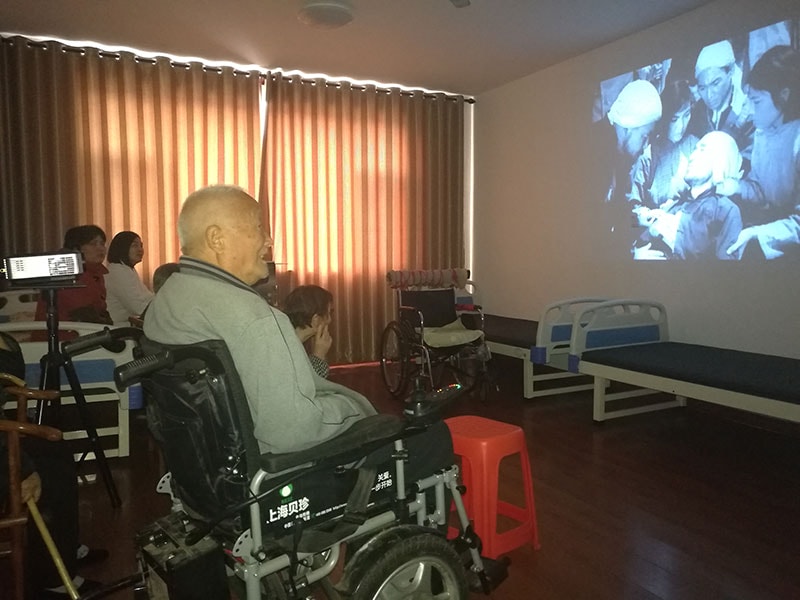 bat365正版唯一官网组织老人看电影